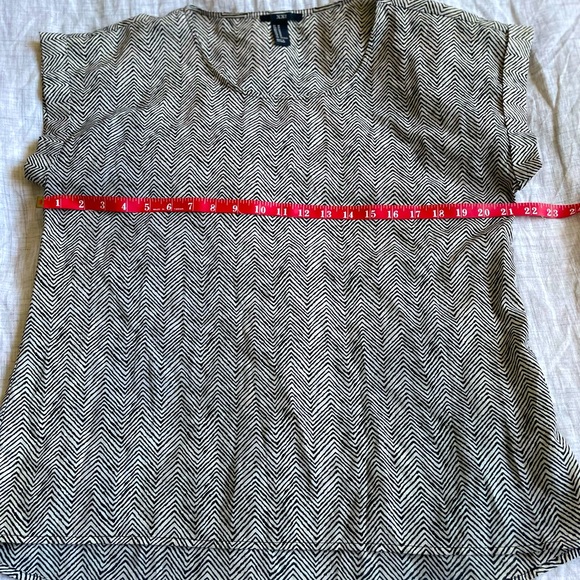 Forever 21 • Black & White Shortsleeved Blouse - Picture 7 of 9